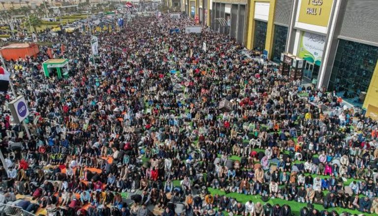 الآلاف يؤدون صلاة الجمعة داخل معرض القاهرة الدولي للكتاب (صور)